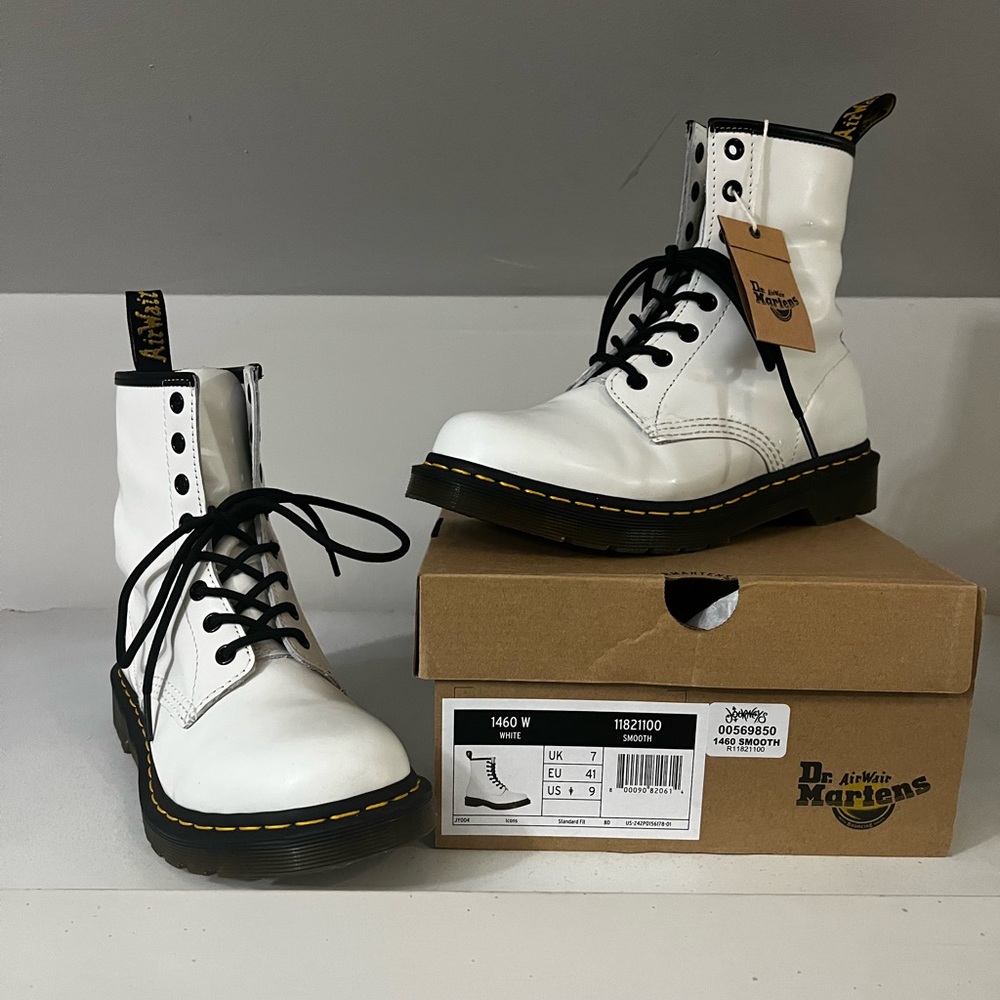 Dr. Martens 1460 Smooth Boots in White (W9 / M8)